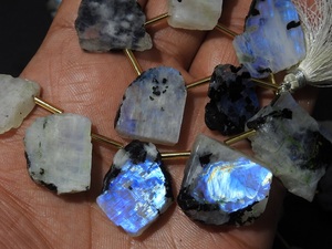 มูนสโตนสีขาวรุ้ง ประกายไฟธรรมชาติ ขัดเงาแบบหยาบ 11 ชิ้น ยาวประมาณ 25-20 มม. รับรองโดยผู้ที่สาม PMEGEMSBEADS - Product Image 3