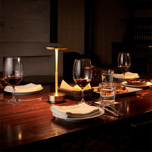 Moderne Wiederaufladbare LED-Tischlampe mit Berührungssensor, Nachtlicht zum Lesen, Kabellos, Batteriebetrieben, Dimmbar, mit Metallschirm, Schreibtischlampe für Schlafzimmer - Product Image 4