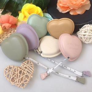 Cinta Métrica Personalizada de Cuero PU Reciclable, Color Rosa, con Forma de Corazón y Logotipo Impreso - Product Image 5