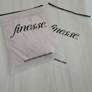 Bolsas de Embalaje Personalizadas Biodegradables con Cierre Hermético Esmerilado para Camisetas y Prendas de Vestir - Product Image 4