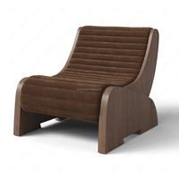 Fauteuil lounge FERLY de style contemporain luxueux, avec revêtement en velours capitonné, structure en bois courbé, fauteuil de détente
