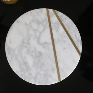 Bán Buôn Tùy Chỉnh Thiết Kế Tự Nhiên Carrara Trắng Vòng Đá Cẩm Thạch Đá Pho Mát Hội Đồng Quản Trị Cắt Board Với Brass - Product Image 1