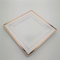 Service de vaisselle carré en plastique de 10 pouces à forte valeur ajoutée Assiettes en plastique à rebord en or rose pour fête et mariage