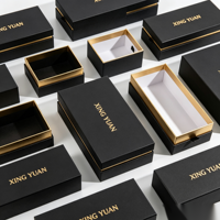 Boîte rigide sur mesure avec couvercle et base, finition noir mat, estampage à chaud doré, avec insert intérieur en EVA découpé pour l'emballage de bijoux