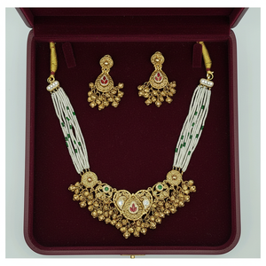 Ensemble collier ras-de-cou traditionnel en perles argentées, blanches et vertes, orné de pendentifs en travail Kundan et de boucles d'oreilles assorties - Product Image 3