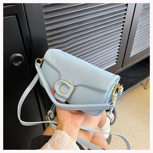 Sac à bandoulière de luxe tendance 2025 pour femme, style bonbon en cuir souple PU, avec fermoir et chaînes, collection été-hiver, par une marque de créateur de mode - Product Image 4