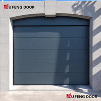 Porte de garage sectionnelle en acier à isolation thermique, design moderne, vue panoramique, panneaux sandwich en aluminium et verre trempé, ouverture automatique