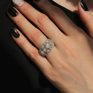 Anello Vintage di Lusso Traforato Stile Regina/Principessa per Donne, Elegante Gioiello da Dito alla Moda - Product Image 2