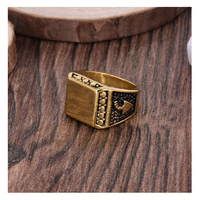 Anello da Uomo in Acciaio Inossidabile Placcato Oro Stile Vintage Romantico Massonico con Incisione a Calamaio, Disponibile