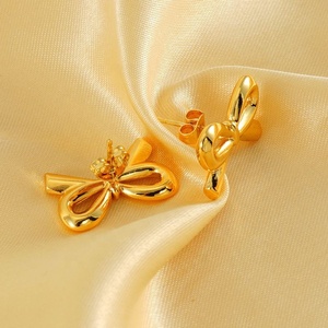 Boucles d'oreilles clous tendance en or pour femme, motif cœur et feuille texturés, en acier inoxydable plaqué or 14 carats, sur mesure, géométriques exagérées - Product Image 2