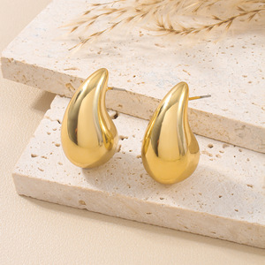 Boucles d'oreilles tendance en alliage de zinc plaqué or en forme de goutte d'eau, bijoux pour femmes, cadeau 2024 - Product Image 1