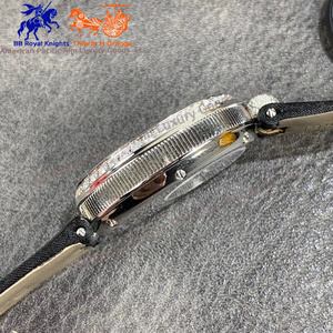 Reloj con Bisel de Diamantes Ovalados, Esfera de Nácar con Números Romanos y Correa de Cuero Negra - Product Image 4