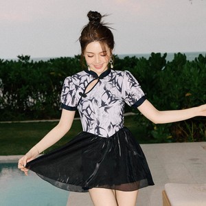 Traje de baño de una pieza para mujer, estilo retro, tipo vestido de té, estilo cheongsam chino, estampado, cuello en V, color negro. - Product Image 1