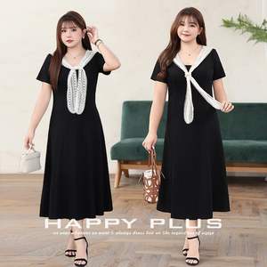 เดรสลูกไม้คอโอทรงพอดีตัว Happy Plus สีดำ ไซส์พลัสสำหรับผู้หญิง เดรสสีพื้นแขนสั้นตัดกัน - Product Image 3
