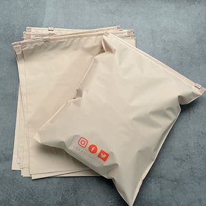 Sacs à fermeture éclair personnalisés couleur chair avec logo réseaux sociaux - Emballage réutilisable pour vêtements destiné au e-commerce - Product Image 1