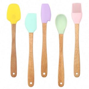Ensemble de 5 ustensiles de cuisine en silicone à manche en bois pour enfants : spatule, brosse à huile, cuillère - Product Image 2
