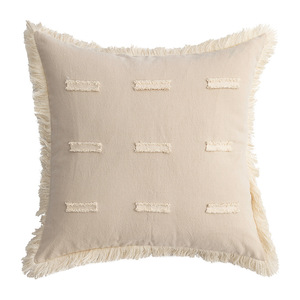 Housse de coussin décorative beige 30x50cm en coton et lin avec pompons pour salon, insert non inclus - Product Image 1