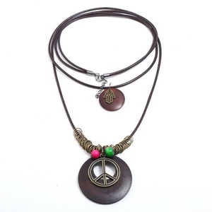 Artículos de <span class=keywords><strong>Venta</strong></span> caliente de moda de signo de la paz colgante multicapa de madera collar de madera para las mujeres - Product Image 1