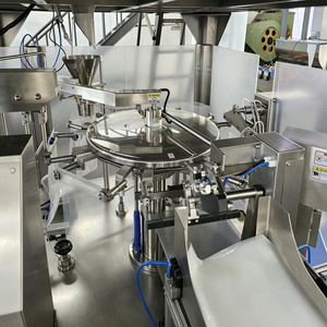 Machine de remplissage automatique de liquides en sachets Doypack à bec verseur pour sauce huître et lait - Product Image 2