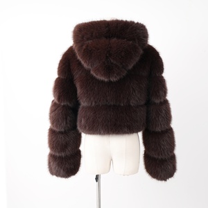 <span class=keywords><strong>Cappotto</strong></span> Invernale di Alta Qualità <span class=keywords><strong>in</strong></span> Finta <span class=keywords><strong>Pelliccia</strong></span> di Procione, 100% Poliestere, Morbido e Lussuoso, <span class=keywords><strong>con</strong></span> <span class=keywords><strong>Cappuccio</strong></span> e Finitura Tosata - Product Image 3