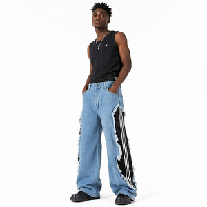 Pantalon en jean délavé et vieilli, style streetwear américain, avec franges latérales et panneaux contrastants à 3 bandes, design accrocheur et résistant - Product Image 1