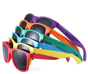 Lunettes <span class=keywords><strong>de</strong></span> <span class=keywords><strong>soleil</strong></span> promotionnelles personnalisées avec logo pour fans <span class=keywords><strong>de</strong></span> football, protection UV400, prix abordable, vente en gros pour hommes et femmes 2026 - Product Image 4