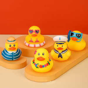 Bé Tắm Đồ Chơi Biểu Tượng Tùy Chỉnh Sinh Thái Thân Thiện Với PVC Số Lượng Lớn Vàng Bơi Vòng Lặn Thủy Thủ Tàu Thuyền Trưởng Đồng Phục Cao Bồi Cao Su Vịt - Product Image 3