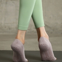 Nouveau style personnalisé Chaussettes de yoga Pilates à double sangle croisée en coton à dos ouvert pour femmes Chaussettes de sport antidérapantes à cinq doigts