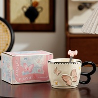 Mug en céramique avec cuillère, motif papillon mignon, capacité 401-500 ml, design moderne, coffret cadeau, cadeau d'anniversaire pour couple, usage au bureau
