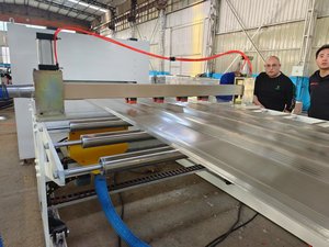 Machine d'extrusion de feuilles ondulées en <span class=keywords><strong>polycarbonate</strong></span> en nid d'abeille pour tuiles de toiture creuses en PC de 2100 mm de largeur, moteur SIEMENS PET - Product Image 2