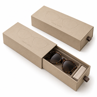 Boîte cadeau en papier texturé beige sable avec logo personnalisé en relief, insert ajusté pour l'emballage de lunettes de soleil et de lunettes de vue, vente en gros