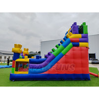 Château gonflable combiné sur le thème des blocs de construction avec toboggan, pour enfants, idéal pour les anniversaires et les locations de fêtes dans les jardins.
