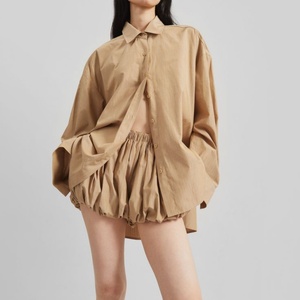 ชุดเซ็ตเสื้อและกางเกงขาสั้นสองชิ้นสำหรับผู้หญิง สไตล์เรโทร ทรงหลวม ใส่สบาย สำหรับฤดูร้อน รับสกรีนโลโก้ตามสั่ง ขายดี - Product Image 1