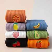 Chaussettes de yoga Pilates avec motifs avec logo personnalisé antidérapant Gym Fitness fraise collant broderie Logo à froufrous à volants Grip