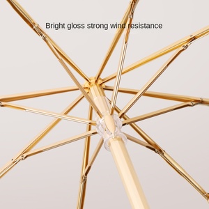 Paraguas Manual Plegable de Tres Pliegues con Protección Solar UV, Color Negro Sólido, Doble Uso para Sol y Lluvia, Mango de Madera Sólida para Mujer - Product Image 4