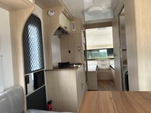 Caravane de voyage moderne légère de luxe à 4 couchages en aluminium, personnalisable, tout-terrain, avec châssis AL-KO - Product Image 4