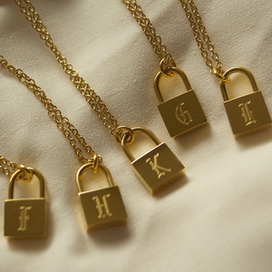 Di tendenza in acciaio inox 18k oro placcato collana di blocco personalizzato lucchetto pendente inciso <span class=keywords><strong>old</strong></span> English lettera iniziale della collana - Product Image 3