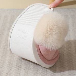 Vente en gros de pantoufles personnalisées à la mode pour femmes et hommes, en peluche, en faux daim, douces, antidérapantes, chaudes et moelleuses - Product Image 3