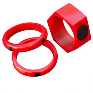 Nouveaux Bracelets Joncs Géométriques en Acrylique de Haute Qualité Rouge avec Points Noirs Tendance Élégants Bijoux de Créateur Unisexe pour Mariage Femme - Product Image 5