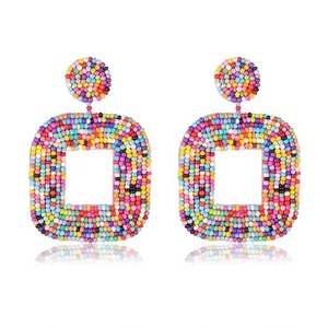 Boucles d'oreilles pendantes élégantes en perles de rocaille multicolores Boho pour femmes Boucles d'oreilles pendantes à la mode pour les mariages Occasions spéciales - Product Image 3