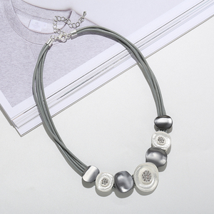 Collana robusta <span class=keywords><strong>di</strong></span> dichiarazione del Choker <span class=keywords><strong>di</strong></span> cristallo <span class=keywords><strong>di</strong></span> fascino della lega rotonda curva dei gioielli degli accessori della <span class=keywords><strong>donna</strong></span> - Product Image 4