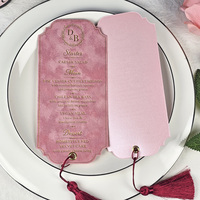 Carte de menu de mariage personnalisée en velours rose avec estampage à chaud doré, carte de table gaufrée pour réception et événement, avec pompon