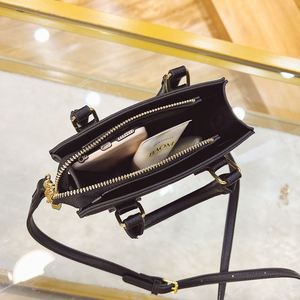 Un Elegante Bolso de Mano de Lujo Europeo-Americano para Mujer, un Bolso Cuadrado Pequeño con Patrones Geométricos.673 - Product Image 2