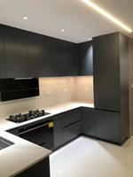 Meubles de cuisine de luxe sur mesure : îlot central moderne avec tiroirs et évier, armoire de cuisine en U en acier inoxydable