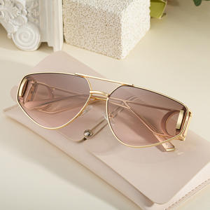 แว่นกันแดดนักบินสุดหรูสำหรับผู้หญิงกรอบทองเลนส์สีชมพูป้องกันรังสียูวี 400 แฟชั่นแว่นกันแดดกลางแจ้งพร้อมเคส - Product Image 1