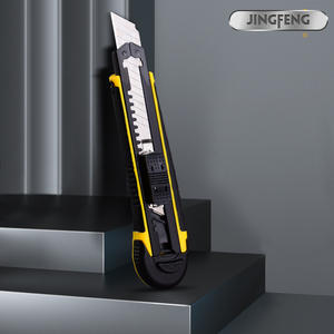 มีดอเนกประสงค์ ใบมีด 18 มม. ด้ามจับ ABS เคลือบยางแบบสามชั้น สีดำ ความยาว 160 มม. สำหรับตัดกระดาษและลอกวอลเปเปอร์ - Product Image 2