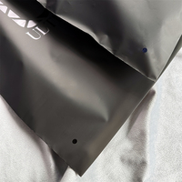 Sacs d'emballage en plastique personnalisés en gros, sacs givrés noirs à fermeture éclair pour vêtements, sacs refermables réutilisables avec logo de marque