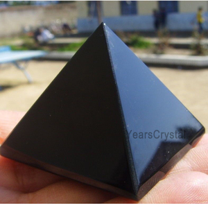Piramide in Cristallo K9 Personalizzata e Lucidata, con Incisione su Vetro, Ossidiana e Quarzo Nero, Scatola Regalo in Cristallo, Oggetto da Collezione Artistico - Product Image 3