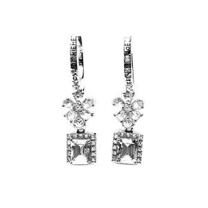 Apvibchiehe Orecchini pendenti a fiore placcati oro bianco con zirconi taglio smeraldo incastonati a griffe, gioielli classici da donna per feste - Product Image 1