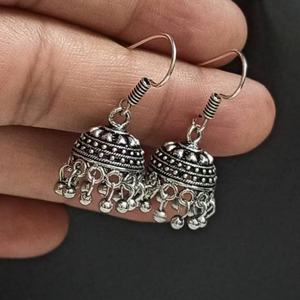 Descubre la Belleza Eterna: Pendientes Clásicos de Plata Estilo Indio para Mujer, Piercings Étnicos Estilo Bollywood con Detalles Exquisitos - Product Image 1